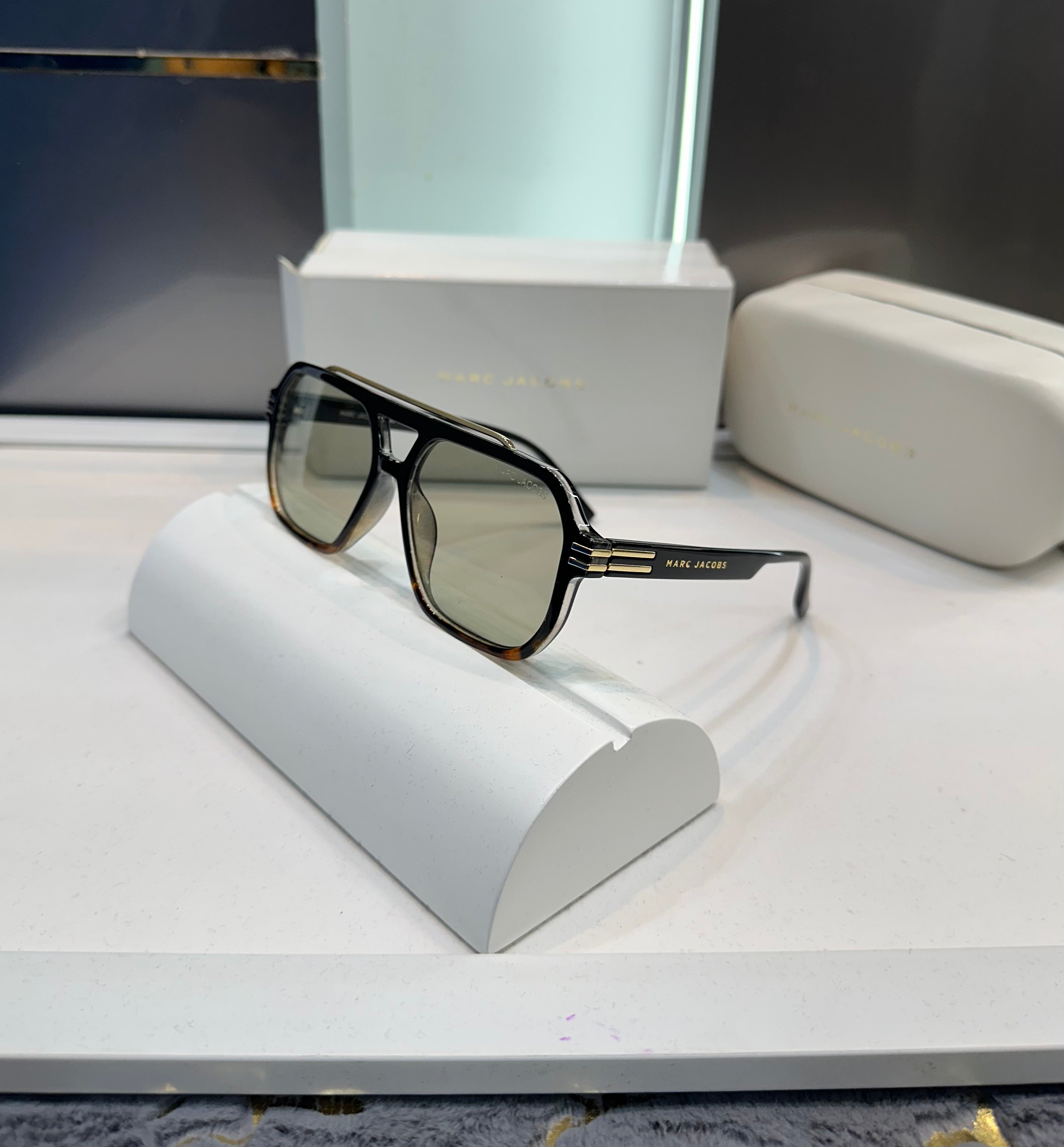 Marc Jacobs Bridge 753 Ultimate Luxury Shade With Original Packaging