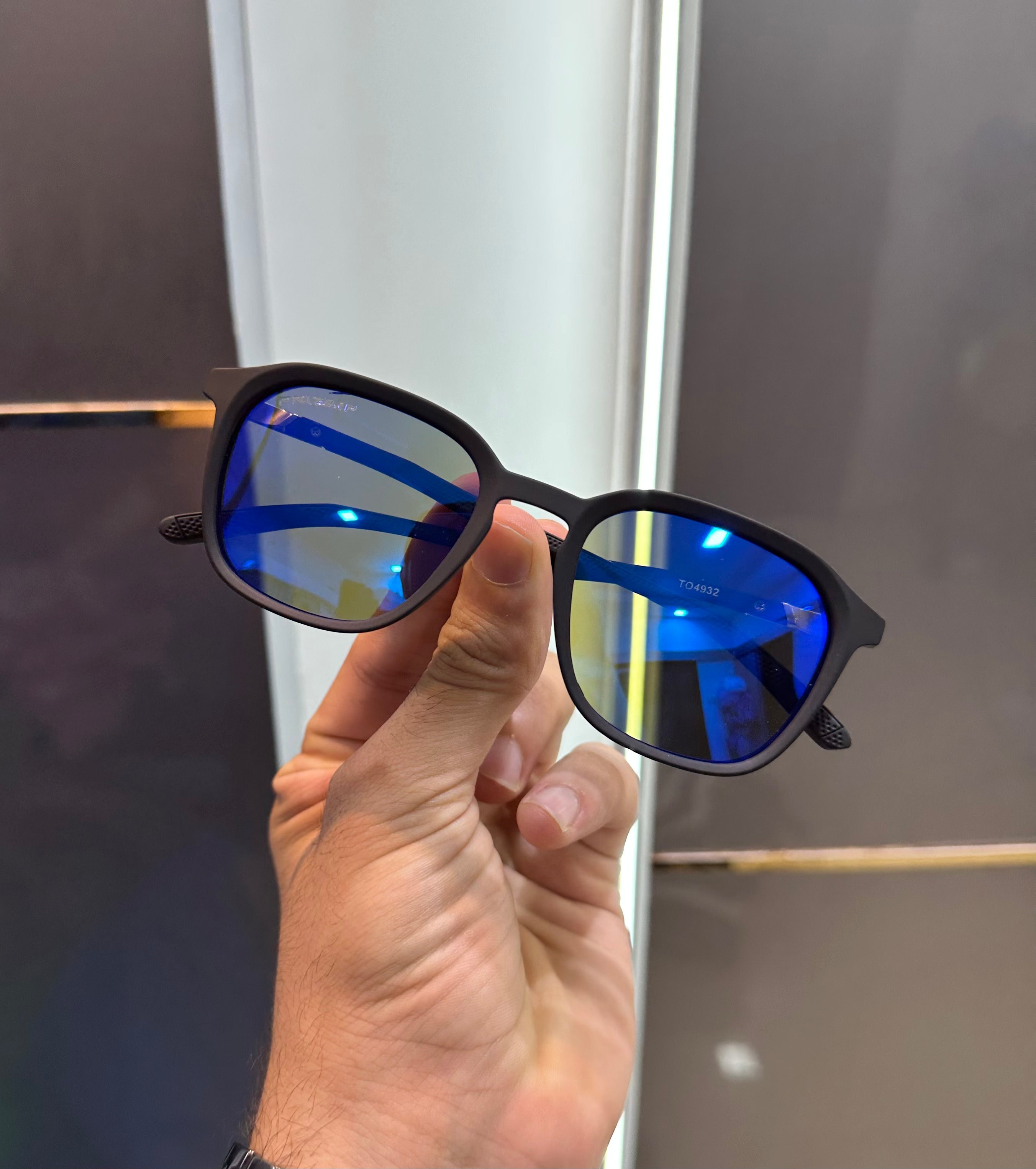 Oakle y 4932 Blu Shade Ultimate Luxury Shade With Original Packaging